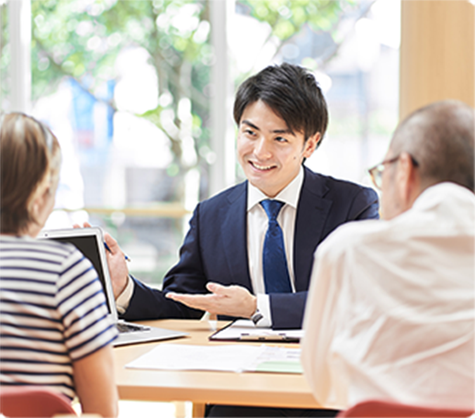 相続の専門家と相談中の夫婦
